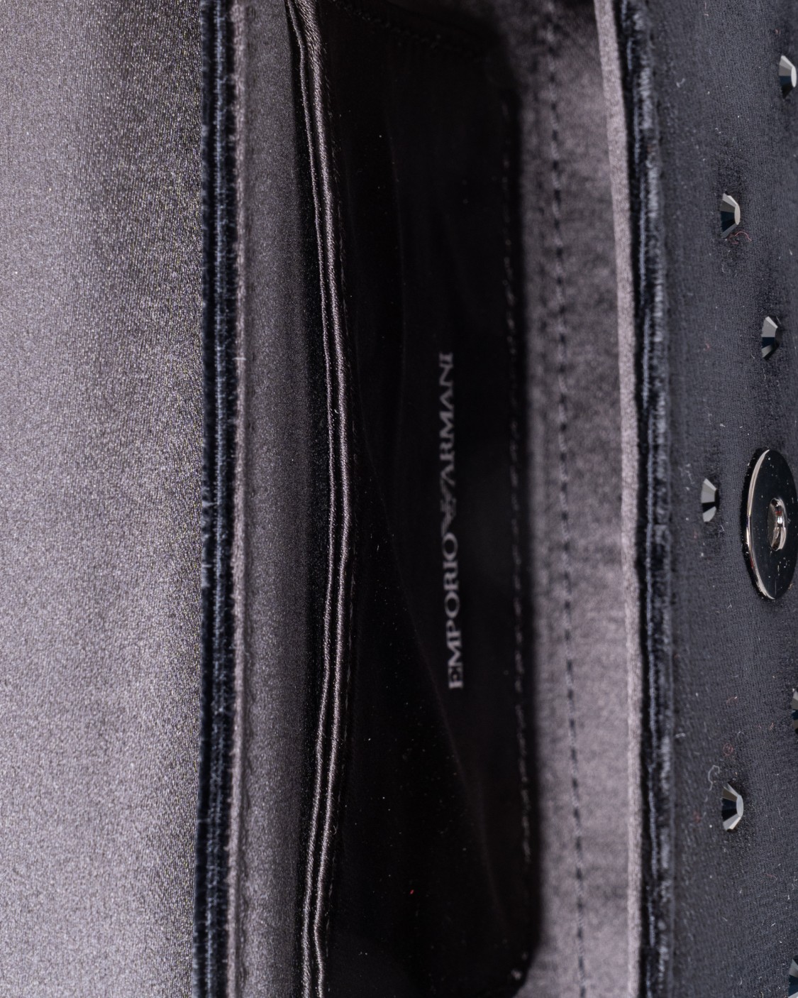 shop EMPORIO ARMANI  Borsina: Emporio Armani mini bag in velluto con strass e logo aquila in metallo.
Realizzata in velluto con strass in tono all over.
Tracolla catena.
Chiusura con flap e il logo metallico con iconica aquila frontale.
Tessuto: 100% poliestere; fodera: 95% poliestere, 5% elastan.
Dimensioni: 21 x 14 x 6 cm.
Strass all over.
Tracolla.
Fabbricata in Cina.. EW001492 AF14788-UC001 number 2064690